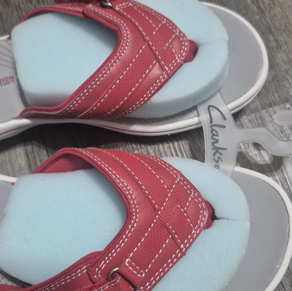 Clarks Women's Size 6 Red Flip Flops - Picture 7 of 10